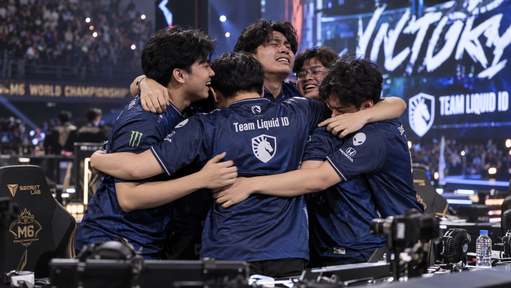 Para pemain profesional Team Liquid ID (TLID) saling berpelukan merayakan kemenangan 2-0 atas ONIC di hari terakhir Regular Season.