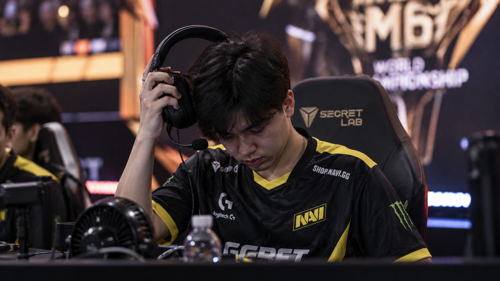 Pemain NAVI melepas headset dengan raut wajah kecewa setelah menderita kekalahan 0-2 dari Bigetron yang membuat mereka turun takhta.