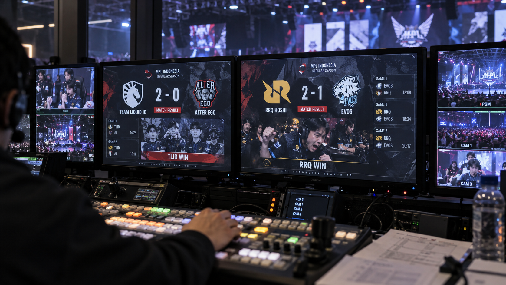 Layar monitor raksasa panggung MPL Arena menampilkan papan skor kemenangan Team Liquid ID dan RRQ Hoshi pada Week 7.